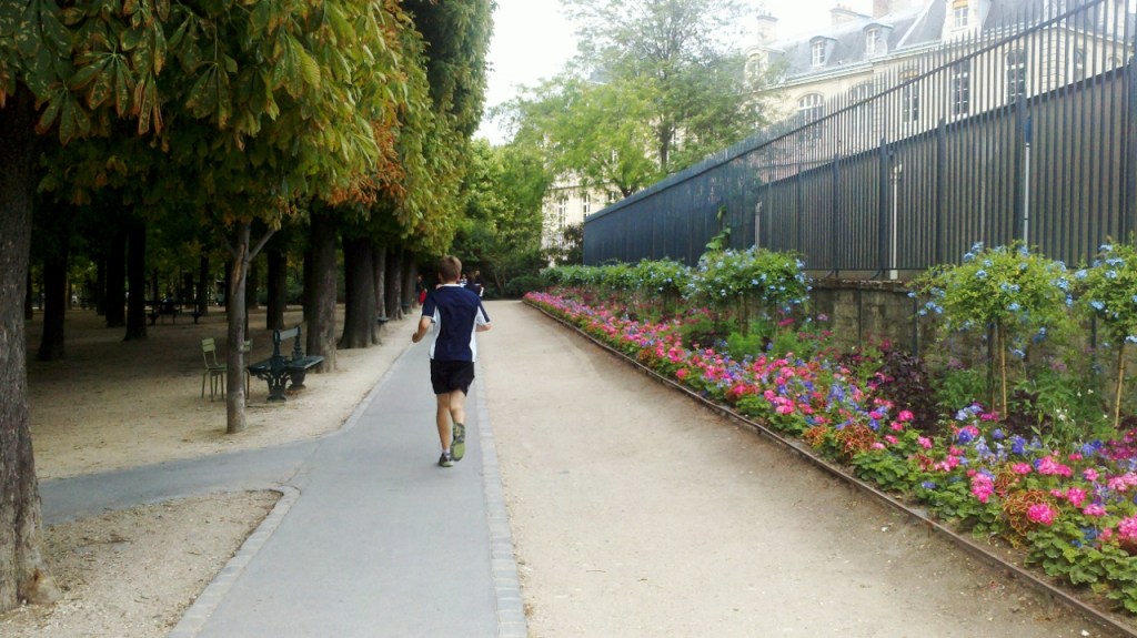 Running the perimeter of Luxembourg Gardens (Photo: Kat B./travelgardeneat)