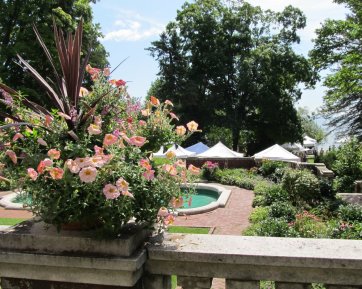 Glensheen's gardens looking toward Lake Superior (Photo: Kat B./travelgardeneat) Glensheen's gardens looking toward Lake Superior (Photo: Kat B./travelgardeneat)
